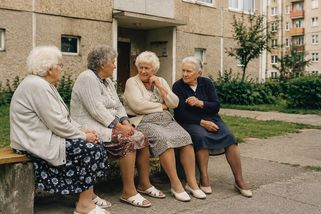 Klábosení na lavičce, zahrádkářské kolonie a hodiny s vnoučaty: Takhle vypadal důchod za socialismu - Médium.cz